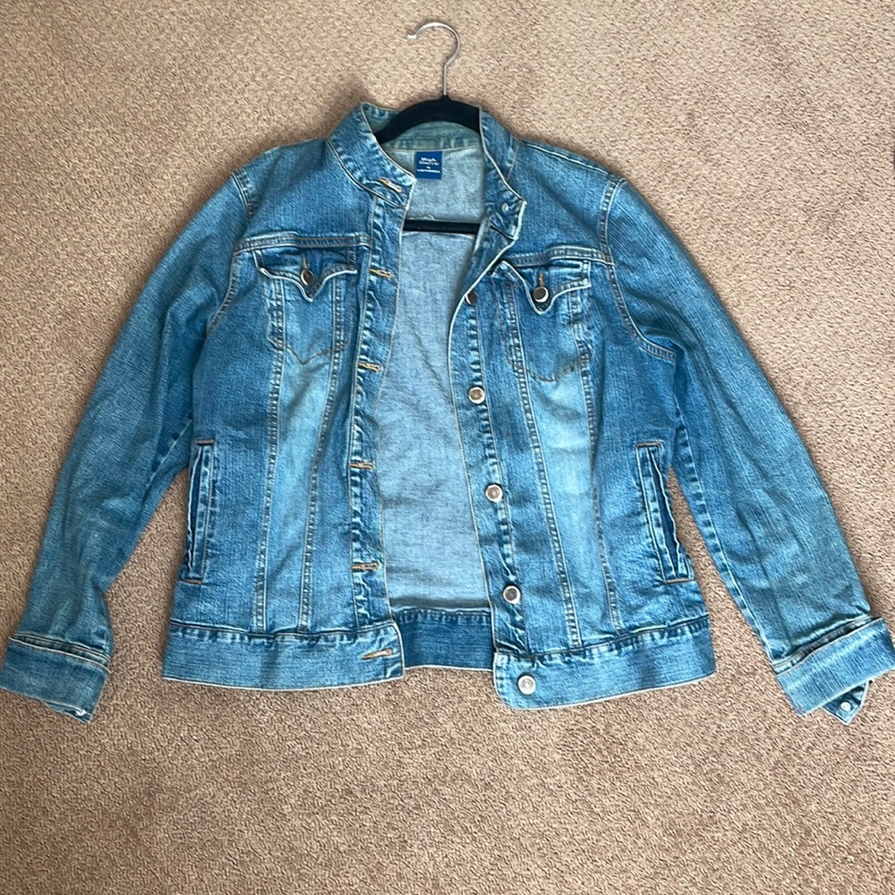 Denim jacket. Size Medium. Button up. 4 pockets.